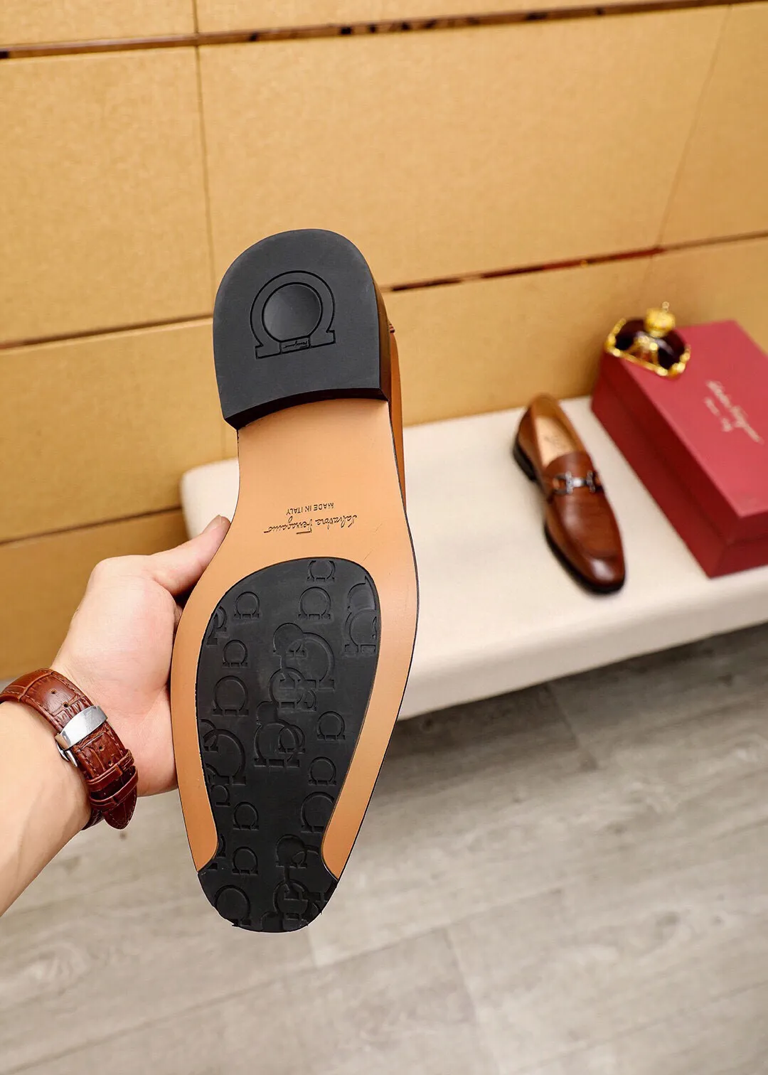 Men's shoes 💰460 💐 Product trademark: Ferragamo "Ferragamo" casual leather shoes Regular size: 38-44 (45.46.47🉑️Customized) Product materials: Selected imported first-layer calfskin embossed upper + luxury hardware buckle, imported water-dyed cow leather lining. Strong three-dimensional visual effect, original outsole color: 2 colors available